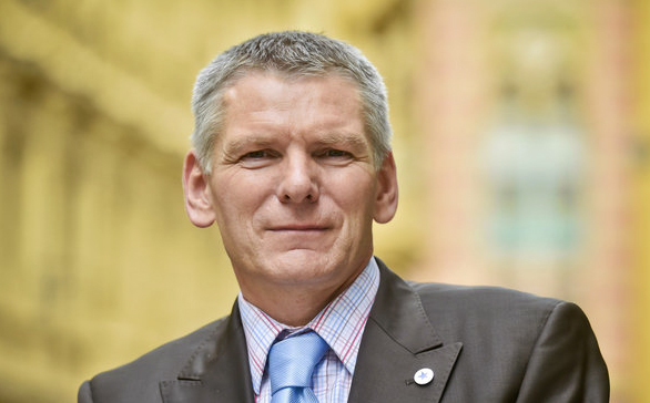 JIŘÍ HYNEK 2018 Kandidát na prezidenta České republiky 2018, SILNÝ PREZIDENT PRO TĚŽKÉ ČASY! www.hynekprezident.cz